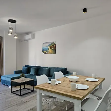 In 002 アパート Sarandë