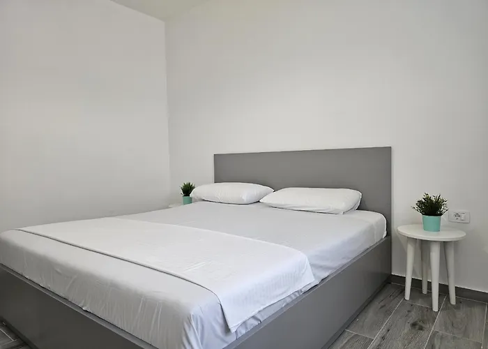 In 002 * Sarandë